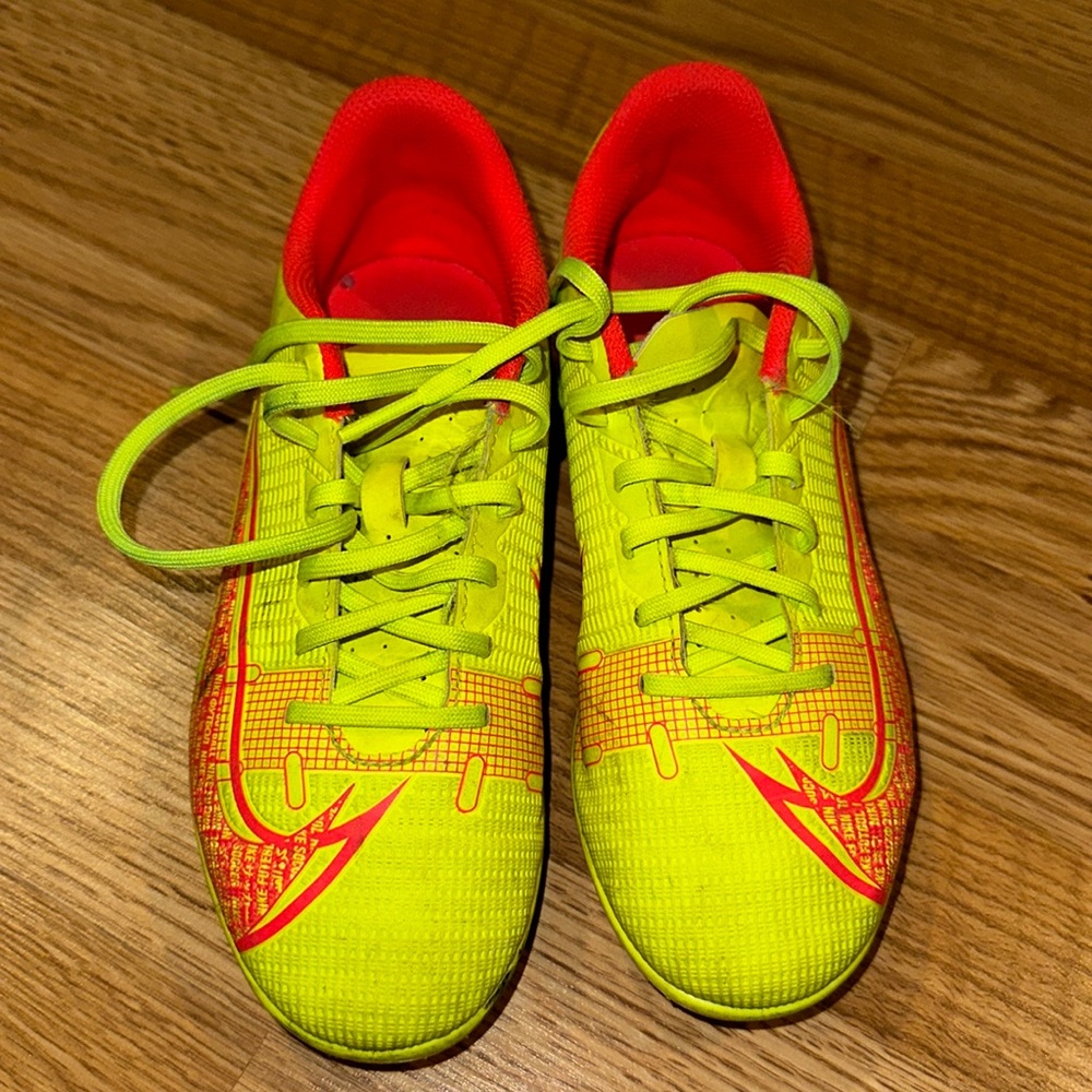 Used-Nike soccer cleats kids size 3.5